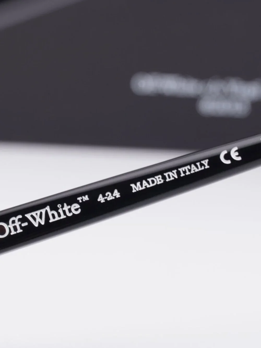Off-White model oerj052